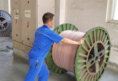 炎炎夏日送清涼，點(diǎn)滴關(guān)懷暖人心